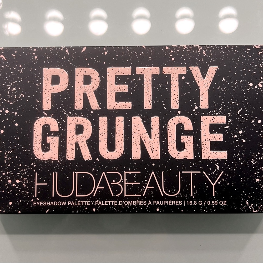 BNIB HUDA BEAUTY PRETTY GRUNGE PALETTE.